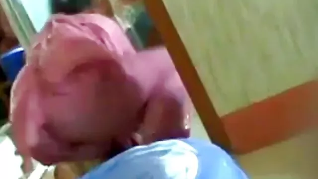 Miễn phí khiêu dâm, không giấy đăng ký  Một cô gái fimset nhat trẻ vuốt ve một người đàn ông hói