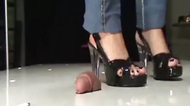 Miễn phí khiêu dâm, không giấy đăng ký  Hai kẻ đặt trên camera, mời các cô gái tóc vàng và phim sex nhật ban bắt đầu chiên của mình trên hai dicks