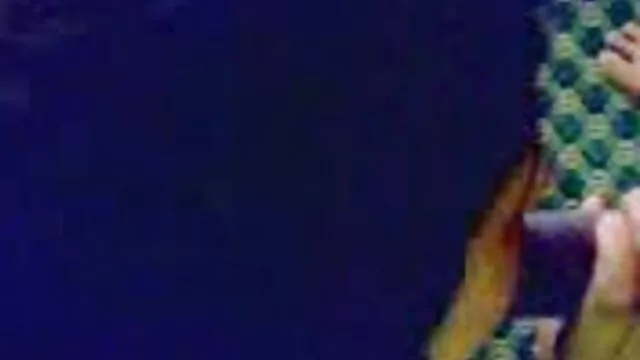 Miễn phí khiêu dâm, không giấy đăng ký  Một ly sâm-banh và một cô gái tóc sex bú lồn nhật bản vàng sẵn sàng cho một quan hệ